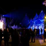 I componenti di Virus Emme mentre ballano all'ombra dei trulli di Alberobello