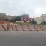 Cantiere a Japigia in via Tenente de Liguori, erbacce sulla strada mai asfaltata