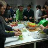 Il team di Hub Bari durante l'evento sexy salad prepara l'insalata per il pranzo
