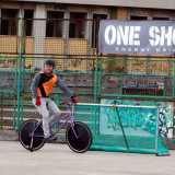 Un giocatore del Corato Bike Polo e la porta in cui si segnano i punti