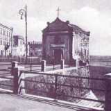 Pochi metri oltre, sempre percorrendo la Muraglia, si trovava un�altra chiesa scomparsa negli anni 30 del secolo scorso:  Santa Maria della Portella...(foto tratta dal libro "Le strade di Bari" di Vito Antonio Melchiorre)