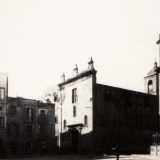 Santa Teresa delle Donne, un tempo situata nella strada omonima ad angolo con piazza San Pietro. La chiesa fu eretta nel 1647 per ospitare il ramo femminile dell�Ordine Carmelitano. Una foto del 1934 ce la mostra nel suo contesto...