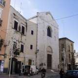 San Giacomo si presenta con la bianca facciata in pietra di Trani dai chiari connotati romanici...