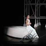 Teresa sul palco, mentre intepreta Medea