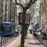 Ci affacciamo su viale Unit� d�Italia, grande arteria creata con l�apertura del ponte e contornata da palazzoni di cinque e sei piani: una strada che con il suo lungo spartitraffico, solcato dal 2008 anche da una pista ciclabile, ha spaccato in due tronconi incomunicabili tutte le precedenti traverse