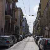 la strada si fa pi� stretta e improvvisamente ripida. Stiamo salendo sul Mons Iudeorum, la collinetta di quello che fu un antico ghetto ebraico 