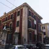 ...e persino alcuni colorati palazzotti d�epoca di inizio 900, tra i pochi sopravvissuti nel quartiere. In particolare sulla sinistra notiamo un edificio rosso acceso di tre piani, diviso da una cancellata da una struttura color crema