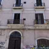 Mentre sulla destra si staglia una palazzina di color rosa al cui piano terra trova spazio la sua sala da barba del signor Vito, che ci spiega come un tempo quel palazzo fosse abitato da numerose prostitute