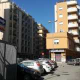 Ci basta poi camminare qualche metro per arrivare a un insolito incrocio a ipsilon da cui sulla destra si diramano due strade: via Bottalico e via san Lorenzo. Oggi davanti al palazzo che funge da spartitraffico si tova un�isola pedonale...
