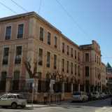 Siamo ora ritornati su corso Benedetto Croce e ci fermiamo davanti alla storica scuola elementare Carlo del Prete, la cui prima campanella suon� il 1� ottobre del 1928. Ora ospita pi� che altro uffici e solo qualche classe
