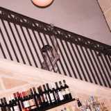 Bodypainting in cui il corpo del modello si confonde con il muro di un locale, di Vanessa Fonzetti
