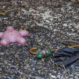 ...giocattoli e bottiglie di plastica