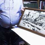 L�uomo dopo averci mostrato alcune fotografie, tra cui una del 1947 quando a 16 anni faceva l�apprendista a Cala delle Fontanelle, ci racconta la storia della sua famiglia 
