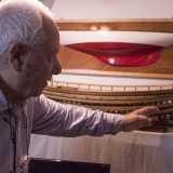 L'86enne maestro d'ascia Vincenzo ci accoglie nello studiolo ricavato nel mezzanino del suo appartamento nella citt� vecchia di Monopoli. Sulle pareti decine di modellini navali si alternano alle numerose targhe e riconoscimenti ricevuti per la sua professione
