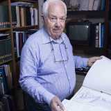 Il locale � sommerso da libri, documenti storici e montagne di disegni, perch� il maestro d�ascia � anche un ottimo divulgatore e storico