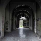 Lasciamo l�edificio e decidiamo di entrare, attraverso un arco, in un lungo e scuro corridoio...