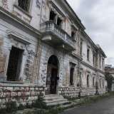 ...solo una volta usciti dall�altra parte capiamo di aver attraversato il piano terra dell�edificio pi� importante e antico della Rossani: il Comando. Si tratta di un�elegante palazzina in stile liberty risalente alla fine dell�800 dove trovavano alloggio gli ufficiali