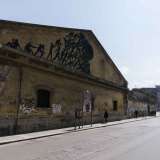 Su via Giulio Petroni � presente l�ingresso della �caserma liberata�, di cui � visibile il giallo muro di cinta �arricchito� da alcuni murales. Dal 1� febbraio 2014 alcuni ragazzi hanno infatto deciso di stabilirsi in alcuni padiglioni per realizzare tra l�altro una palestra, un sala concerti e una biblioteca. Una zona che purtroppo non siamo riusciti a visitare, perch� gli occupanti non ce l�hanno permesso