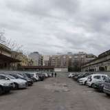 Non ci resta che varcare l�ingresso dei parcheggi. Ci ritroviamo cos� in quella che un tempo era denominata �Piazza 100 cannoni�, ovvero il posto riservato ai grossi pezzi di artiglieria