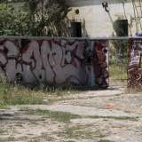 Attraverso un varco nel muro entriamo a questo punto nell�area abbandonata, un tempo frequentata da ben cinquecento militari