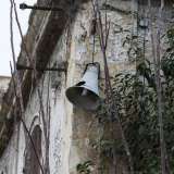 Usciamo e in un angolo, attaccato a un muro, scoviamo un vecchio megafono: uno di quelli che serviva a chiamare in adunata i soldati. Perch� un tempo c�era vita, si ascoltavano voci e storie. Proprio qui, dove oggi regna il silenzio