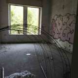 ...tutte ridipinte con graffiti e con i pavimenti preda ormai di rifiuti e detriti. Uno scenario a cui purtroppo ci abitueremo ben presto