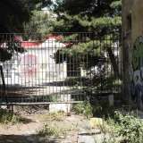 Ritorniamo indietro. Passiamo davanti al cancello chiuso che ci divide dalla zona occupata (quella autorizzata)...