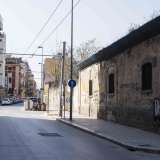 ...arriviamo all�altezza di largo Ciaia. Qui � presente l�entrata di un parcheggio auto gestito dall�Amtab, che un tempo rappresentava l�ingresso in caserma per i mezzi pesanti dell�Esercito 