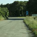 Da Gioia del Colle (paese di cui Montursi � frazione) imbocchiamo la strada provinciale 104 e dopo circa sei chilometri svoltiamo a destra sulla provinciale 15, in direzione Laterza. Guidiamo per altri tre chilometri prima di giungere a destinazione: un cartello bianco preannuncia la nostra meta