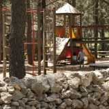 ...dotata di panchine e giochi per bambini, punto di incontro delle famiglie locali