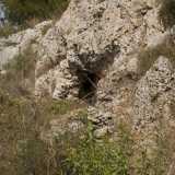 La via sterrata passa tra strette cavit� nella roccia