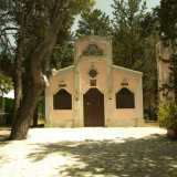 Avanziamo per una manciata di metri per andare a scoprire l'edificio religioso del luogo, la chiesa di San Giuseppe Lavoratore, contraddistinta da una graziosa facciata tripartita dal colore rosa tenue