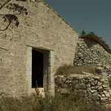 In questo "trionfo" della natura sbucano due insolite costruzioni. La prima � un antico jazzo ristrutturato, recinto per pecore tipico della Murgia e del Gargano...