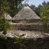 ...l'altra � un caratteristico trullo. I montursesi vorrebbero farci un presepe, ma servirebbero soldi che non hanno