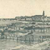 Una foto del 1890 mostra alcune baracche costruite a ridosso del Castello normanno-svevo, ancora lambito dal mare