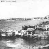 A quel tempo infatti il porto si limitava al molo borbonico: solo a partire dal 1925 si cominci� a lavorare alla grande infrastruttura che da quel momento in poi chiuder� come una saracinesca il litorale dei quartieri Marconi e Libert�
