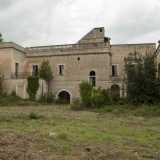 Per cercare di scrutarlo dall'interno ci spostiamo sull'ala destra dell'edificio, dove lo stile passa repentinamente dal gotico al romanico