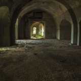 Ci tocca quindi provare ad "aggirare" l'ostacolo e lo facciamo avventurandoci nella zona alla sinistra della cappella. Passiamo cos� sotto un arco ribassato, ritrovandoci dentro una galleria completamente spoglia