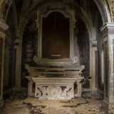 L'interno � quasi buio. C'� un altare bianco e poco altro, vista l'assenza di statue e dipinti sacri