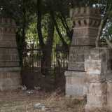La nostra esplorazione parte da un cancello arruginito semiaperto, posizionato sul lato destro della strada e incastonato da due colonne che terminano con delle graziose torrette