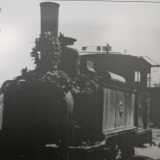 La sua ultima corsa si ebbe il 30 maggio del 1959: una foto mostra la locomotiva tutta inghirlandata salutata dai cittadini al termine del suo viaggio di congedo
