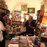 Rossiello mentre d� consigli a una cliente 