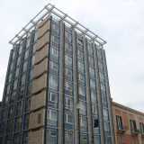 La facciata elogia la libert� costruttiva del cemento armato con ampie vetrate ritmate e da pilastri leggermente in aggetto rivestiti di marmette quarzate che conferiscono una forte verticalit� all�aspetto dell�edificio