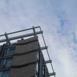Elegante la soluzione per il coronamento dell�edificio con l�intelaiatura lasciata a vista a creare quasi un pergolato che richiama la tradizione costruttiva mediterranea