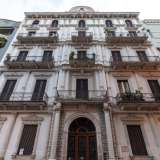 Tutta la bianca facciata � impreziosita da ricercate decorazioni ed elaborati dettagli: dagli eleganti fregi marcapiano ornati con bassorilievi raffiguranti putti e motivi vegetali dal moderno gusto liberty, fino alle mensole a forma di foglie di acanto che sorreggono i balconi