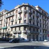 ...e nel complesso Girone-Dioguardi realizzato in piazza Massari nel 1931, l�architetto rinuncia al decorativismo incontrollato in favore di un pi� lineare classicismo semplificato che gioca sui contrasti materici