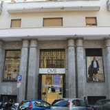 L�opera � ormai svuotata di qualsiasi retorica ma non rinuncia a una compostezza che potremmo ancora definire classica, con un portale d�accesso scandito da semicolonne addossate come unica citazione �archeologica� del progetto