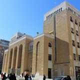 Il monumentale complesso che racchiude la chiesa di San Ferdinando, completato nel 1933 in via Sparano. Gli arconi, le torri, le asciutte superfici quasi totalmente prive di decorazioni danno all�insieme un aspetto quasi atemporale e metafisico