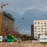 Il Campus X, centro residenziale per studenti inaugurato nel 2011: fa gara in altezza con un grattacielo in via di costruzione
