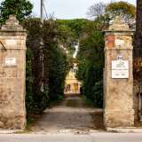 Dall�altro lato della strada invece due antiche colonne danno accesso a �Nor Arax�, il villaggio abitato dal 1926 dai profughi armeni